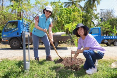 圖3杉林國小校長與旗山工作站主任胡淑珠(左)植樹合影