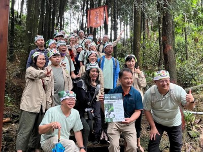 參與者一同健走體驗土匪山步道新風貌