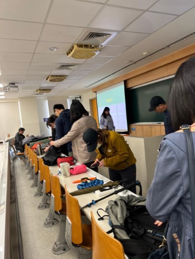 課堂間學員踴躍體驗各種登山用品