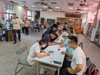輔導民眾填寫申請書件。(林業保育署新竹分署)