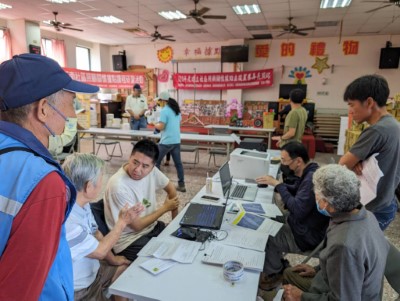 新竹分署同仁協助民眾查詢正射影像圖資。(林業保育署新竹分署)