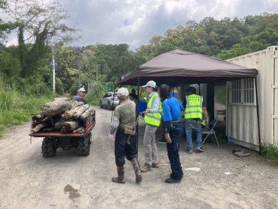 新竹分署於現場設置林產物檢查站，協助民眾進行登記(林業保育署新竹分署提供)