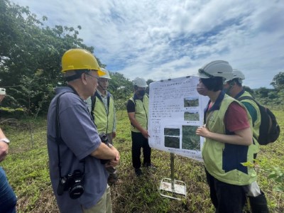 稽核員至造林地現場聽取報告