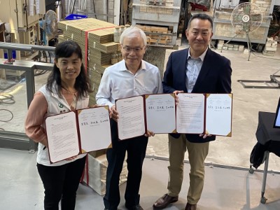 由新竹分署夏榮生分署長與台灣無印良品股份有限公司總經理吉田明裕，在農業部資源永續利用司莊老達司長的見證下，簽署合作協議書(林業及自然保育署新竹分署提供)