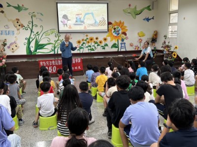 學童認真聆聽故事