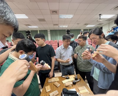林業保育署臺中分署辦理漂流木教育訓練，邀請中興大學楊德新教授指導第一線人員，透過樹皮、木材紋理及斷面特徵辨識樹種