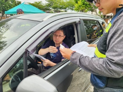 民眾撿拾漂流木時，應隨身攜帶國民身分證作為當地居民身分證明
