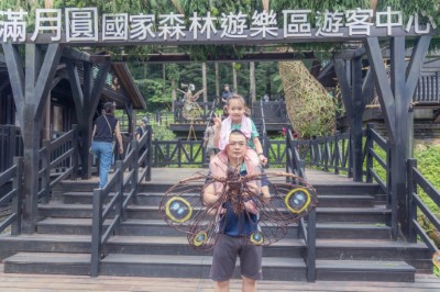 【蝶來風有致】主題裝置藝術作品，將續留於滿月圓國家森林遊樂區遊客中心周邊與大小朋友同樂(滿月圓遊客中心提供)