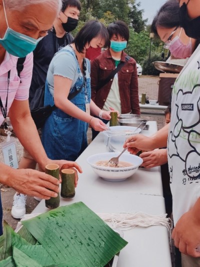 【林下原食】製作獵人便當(東眼山自然教育中心提供)