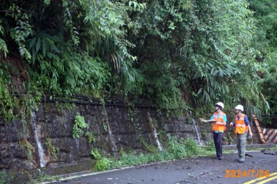 中間地區坡面集水管出水情形