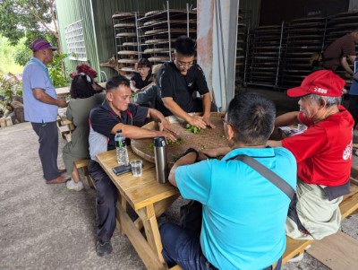 照片3學員實際親手揉捻茶葉做出獨具風味的手工茶