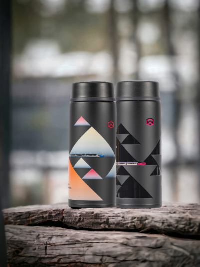 與THERMOS合作，結合阿里山林鐵福森號、栩悅號特色的保溫瓶，兼具實用與時尚