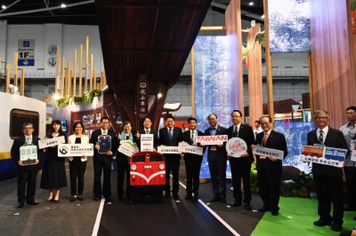 賴總統（左6）與台灣鐵道觀光協會周永暉理事長（右4）、台灣觀光協會葉菊蘭榮譽會長（左5）、總統府潘孟安秘書長（右5）、農業部黃昭欽次長（左4）、交通部伍勝園次長（右6），及各鐵道機構代表一起為「202