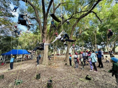 臺中分署吳貞純秘書及陳又綺科長，一起與參加活動的大小朋友共享攀樹體驗