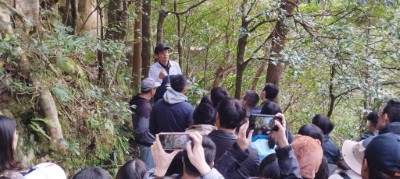 大溪工作站吳主任學平於盜伐現場說明山老鼠作案手法(林業保育署新竹分署)