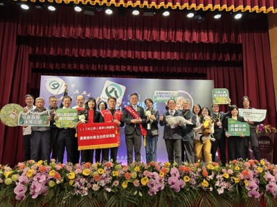 林業保育署傑出貢獻獎受獎人員及南庄賽夏部落族人代表合影