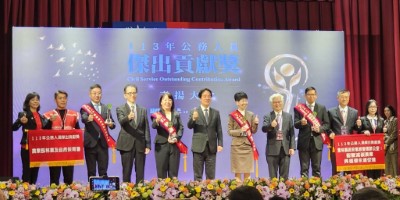 林華慶署長、夏榮生分署長、南庄賽夏根誌優長老代表上台與總統及其他團體受獎人合影