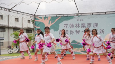 花蓮縣秀林鄉慕谷慕魚護溪產業發展協會帶來太魯閣族感恩頌組曲揭開活動序幕。