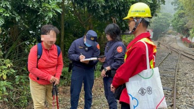 林鐵及文資處會同警方於樟腦寮車站取締遊客行走軌道