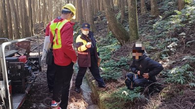 林鐵及文資處會同警方於二萬平取締遊客行走軌道