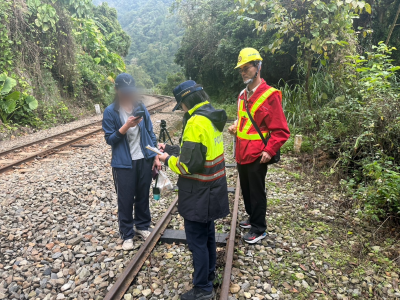 林鐵及文資處會同警方取締遊客行走軌道，警方製作訪談紀錄