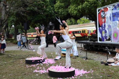 由知名表演團體「众擊坊」及「沃佛朗明哥」以鼓樂與舞蹈象徵阿里山春天活力即將綻放