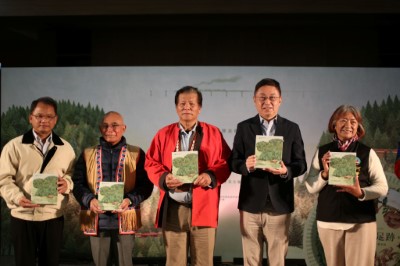 新書也贈予阿里山鄉圖書館，與鄒族夥伴一同推廣將傳統文化智慧傳承下去