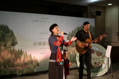 由鄒族女歌手高蕾雅演唱傳統歌謠「塔山之歌」與「登山火車」
