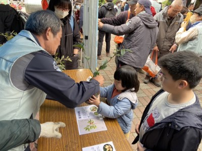 3月5日上午於關山鎮天后宮辦理公益贈苗活動
