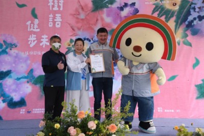 7-ELEVEN北二區營運部副部長周沛生(右二)與OPEN一同接受感謝狀。