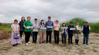 林業保育署、嘉義分署、野生動物急救站、保七總隊第七大隊、臺南市政府、第六河川分署、臺南市野鳥學會及嘉義大學研究團隊4日傍晚帶著滿滿祝福，將長大的草鴞幼鳥成功野放