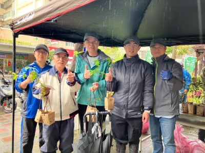 民眾於寒冷的雨天無畏風雨至新竹分署大溪工作站領苗(林業保育署新竹分署提供)