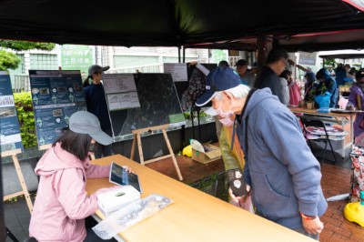 新竹分署向民眾宣導植樹節標語，織一片生態綠網意義，及淺山動物有獎徵答(林業保育署新竹分署提供)
