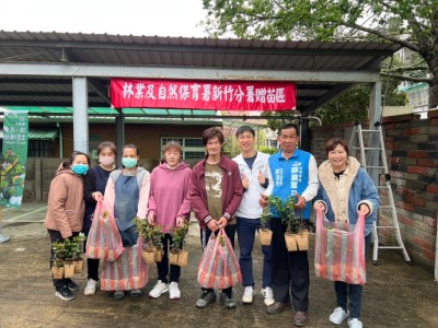 苗栗縣大湖鄉民眾踴躍捐贈發票，領取苗木(林業保育署新竹分署提供)