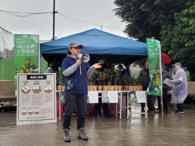 三峽工作站主任向民眾介紹植樹節樹苗及注意事項(林業保育署新竹分署提供)
