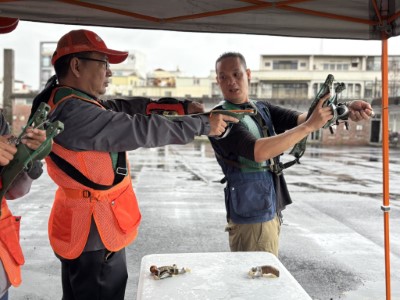 05、教練示範魚鏢操作