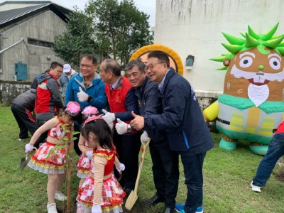 貴賓植樹合影2