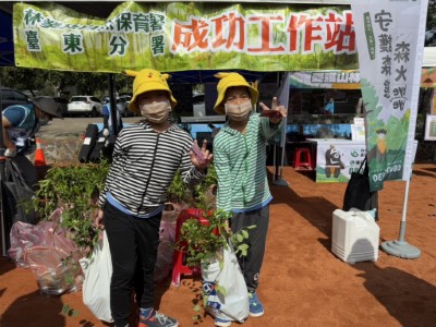 小朋友開心領苗