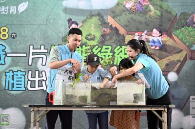 植樹達人教導現場小朋友如何種樹2