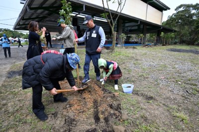 民眾植樹