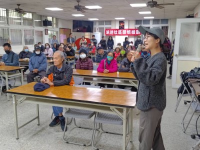 大溪工作站魏怡德技士為大家宣導所發放之原生苗木(林業保育署新竹分署提供)
