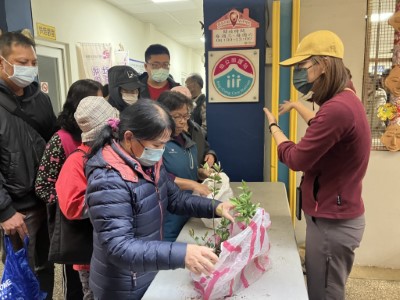 大溪工作站同仁協助現場贈苗情形(林業保育署新竹分署提供)