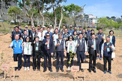 「織一片生態綠網」植樹活動 與會貴賓合影