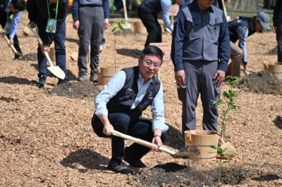 林業保育署林華慶署長種下原生樹種
