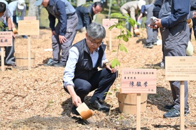 農業部陳駿季部長澆灌樹苗
