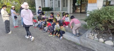 可愛的幼兒園學童來領苗