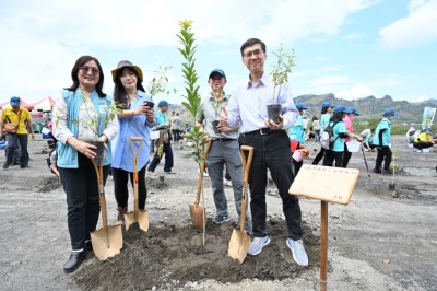 (左起)林業及自然保育署屏東分署楊瑞芬分署長、交通部觀光署茂林國家風景區管理處陳雅雯科長、中鋼碳素化學股份有限公司方明達總經理、高雄巿政府農業局高鎮遠副局長共同植樹2