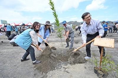 (左起)林業及自然保育署屏東分署楊瑞芬分署長、交通部觀光署茂林國家風景區管理處陳雅雯科長、中鋼碳素化學股份有限公司方明達總經理、高雄巿政府農業局高鎮遠副局長共同植樹