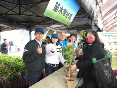 苗栗縣邱俐俐副縣長率領團隊與新竹分署夏分署長一同進行贈苗活動(林業保育署新竹分署提供)