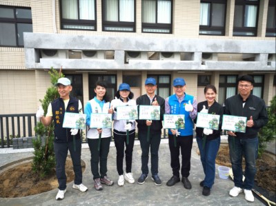 苗栗縣邱俐俐副縣長與新竹分署夏分署長一同種下蘭嶼羅漢松(林業保育署新竹分署提供)